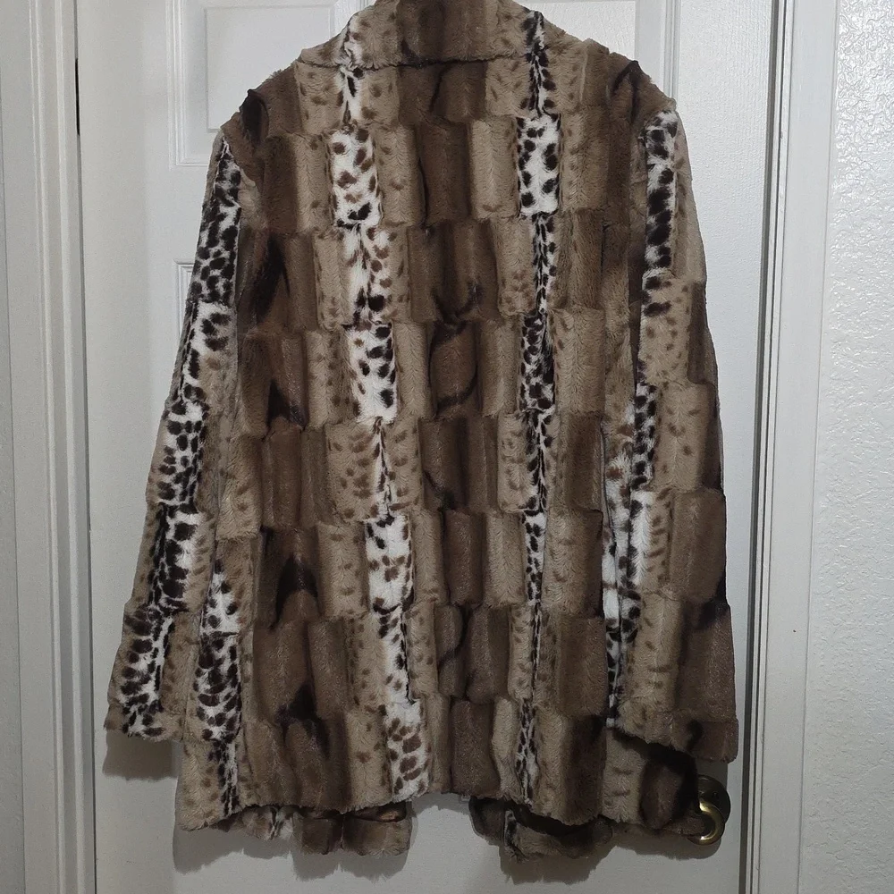 Dennis Basso Luxurious Brown and Cream Teddy Jacket - Picture 7 of 7